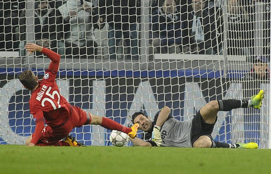 Thomas Mller spreca un&#39;occasione clamorosa: l&#39;attaccante del Bayern perde l&#39;attimo e non riesce a superare Buffon. Reuters